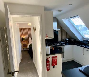 New Forest District Apartment | THE HIDEAWAY - LUXURY SELF CATERING COASTAL APARTMENT with PRIVATE ENTRANCE & KEY BOX ENTRY JUST A FEW MINUTES WALK TO THE BEACH, SOLENT WAY WALK, SHOPS and many EATERIES & BARS - FREE OFF ROAD PARKING,FULL KITCHEN, LOUNGE,BEDROOM , BATHROOM & WI-FI