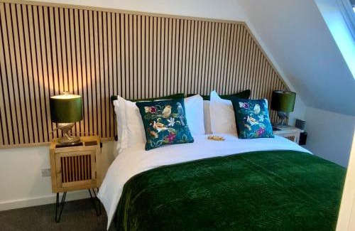 New Forest District Apartment | THE HIDEAWAY - LUXURY SELF CATERING COASTAL APARTMENT with PRIVATE ENTRANCE & KEY BOX ENTRY JUST A FEW MINUTES WALK TO THE BEACH, SOLENT WAY WALK, SHOPS and many EATERIES & BARS - FREE OFF ROAD PARKING,FULL KITCHEN, LOUNGE,BEDROOM , BATHROOM & WI-FI