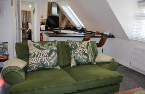 New Forest District Apartment | THE HIDEAWAY - LUXURY SELF CATERING COASTAL APARTMENT with PRIVATE ENTRANCE & KEY BOX ENTRY JUST A FEW MINUTES WALK TO THE BEACH, SOLENT WAY WALK, SHOPS and many EATERIES & BARS - FREE OFF ROAD PARKING,FULL KITCHEN, LOUNGE,BEDROOM , BATHROOM & WI-FI