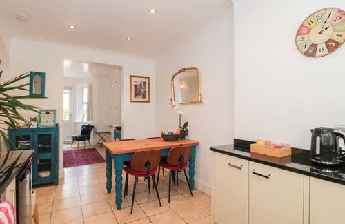 Malvern Cottage | THE HIDEAWAY, romantic, with a garden in Malvern