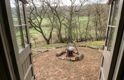 Scarborough Cottage | THE HIDEAWAY, SHEPHERD'S HUT, romantic in Thornton-Le-Dale