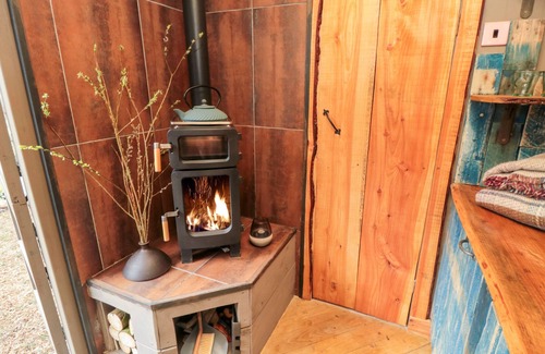 Scarborough Cottage | THE HIDEAWAY, SHEPHERD'S HUT, romantic in Thornton-Le-Dale