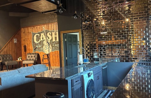 Oakhurst Apartment | The HideOut- a piece of Nashville in CA
