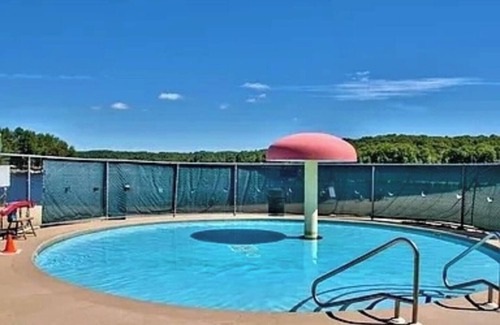 Lake Ariel Cottage | The Hideout, Charming 3-bedroom cottage in scenic Lake Ariel with WiFi