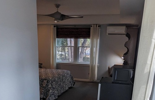 Cleveland Apartment | The Highland Hideaway | Private Room