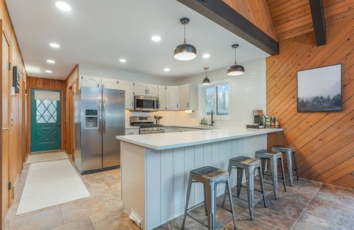 Canadian Lakes Ski Chalet | The Highland House with Private Hot Tub