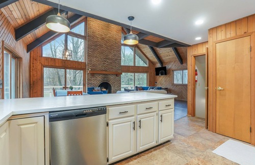 Canadian Lakes Ski Chalet | The Highland House with Private Hot Tub