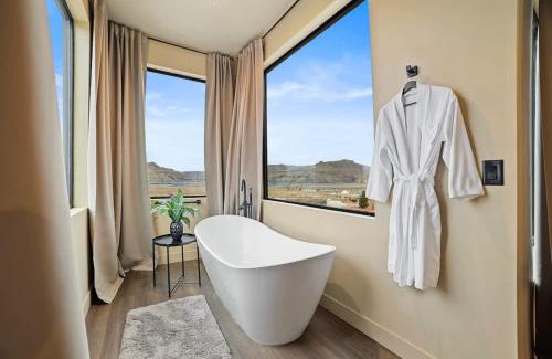 Big Water House | The Highlander - Luxe Hot Tub Firepit Views
