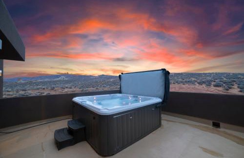 Big Water House | The Highlander - Luxe Hot Tub Firepit Views