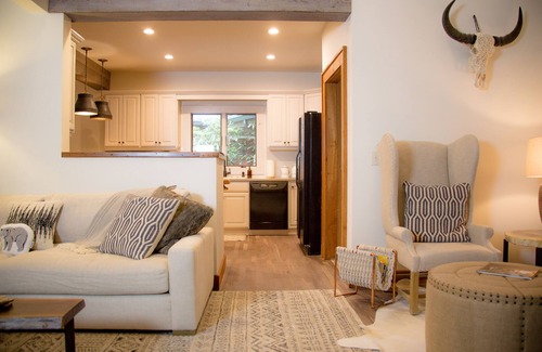 Highlands House | The Highlands Buck House, Newly Renovated Gorgeous In Town w/Private Pond