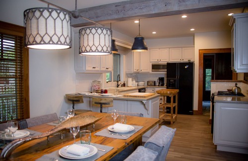 Highlands House | The Highlands Buck House, Newly Renovated Gorgeous In Town w/Private Pond