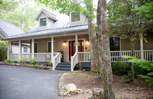 Highlands House | The Highlands Buck House, Newly Renovated Gorgeous In Town w/Private Pond