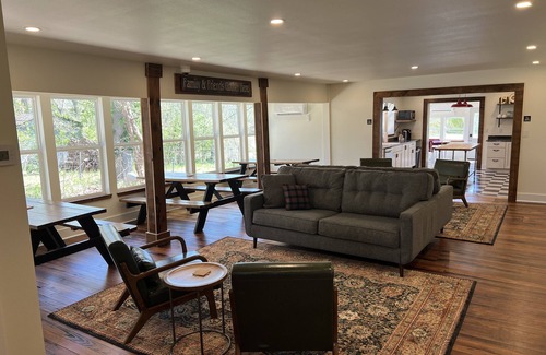 Cotter Bed & Breakfast | The Historic "Commercial Hotel" - 12 private bedrooms - Walk to the River!
