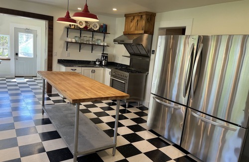 Cotter Bed & Breakfast | The Historic "Commercial Hotel" - 12 private bedrooms - Walk to the River!