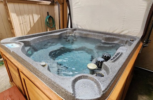 Kellogg House | The Historic Millhouse - Cozy 4-Bedroom Ski Cabin with Hot Tub in Kellogg!