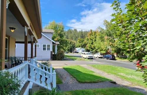 Kellogg House | The Historic Millhouse - Cozy 4-Bedroom Ski Cabin with Hot Tub in Kellogg!