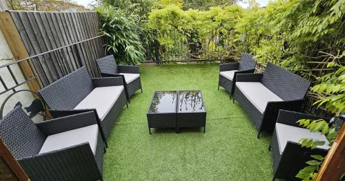 Maidstone House | The Hive 4 Bed House Pool Table Air-con