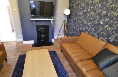 Maidstone House | The Hive 4 Bed House Pool Table Air-con