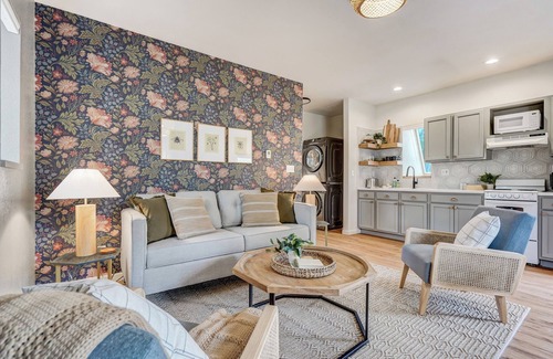 Central Colorado Springs Cottage | The Hive Downtown: ☀️Hot Tub +🍷Patio + 🔥Fire pit