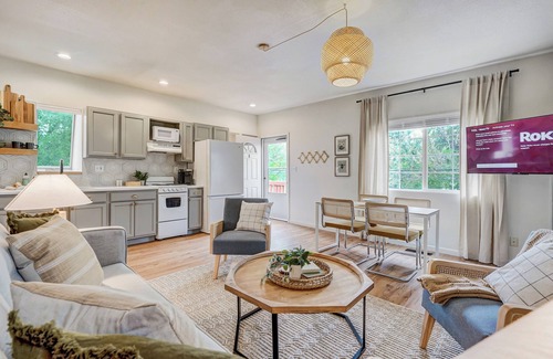 Central Colorado Springs Cottage | The Hive Downtown: ☀️Hot Tub +🍷Patio + 🔥Fire pit
