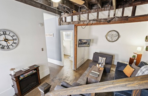Metropolitan House | 🐝The Hive on 37th🐝 Starland District; 🐶Pets Welcome