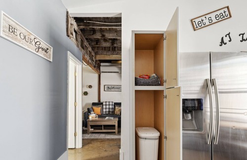Metropolitan House | 🐝The Hive on 37th🐝 Starland District; 🐶Pets Welcome