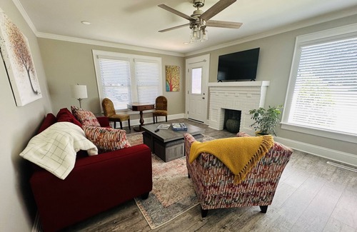 Statesville House | The Hive: Walking Distance to Downtown Statesville. Private parking - 4 cars 🚘