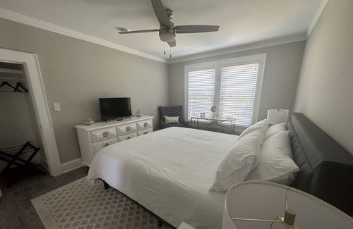 Statesville House | The Hive: Walking Distance to Downtown Statesville. Private parking - 4 cars 🚘