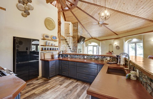 Benbow House | The Hobbit House: Avenue of The Giants Adventure! Hot Tub/Fire Pit/ 5BDR/King