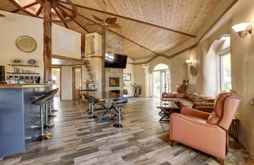 Benbow House | The Hobbit House: Avenue of The Giants Adventure! Hot Tub/Fire Pit/ 5BDR/King