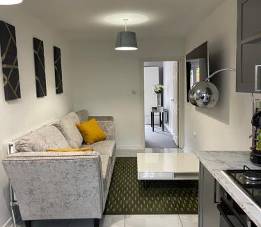 Cowley Apartment | The Holloway Haven - 1 Bedroom Apartment - Private Access & Parking - Prime Location Near Oxford City Centre