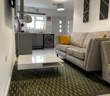 Cowley Apartment | The Holloway Haven - 1 Bedroom Apartment - Private Access & Parking - Prime Location Near Oxford City Centre