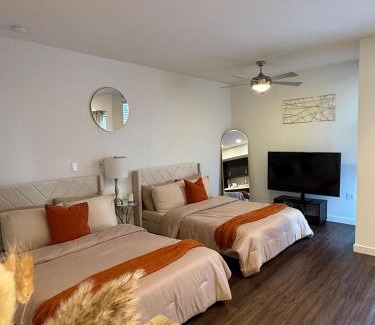 Little Armenia Apartment | The Hollywood Blvd Loft FREE AND DESIGNATED PARKING