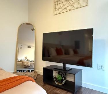 Little Armenia Apartment | The Hollywood Blvd Loft FREE AND DESIGNATED PARKING