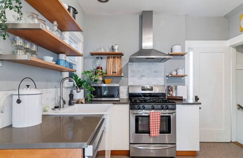 Hollywood District Apartment | The Hollywood House - Awesome Location in NE PDX!