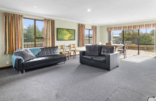 Waikouaiti House | THE HOME AT SEA – WAIKOUAITI HOLIDAY HOME, pet friendly in Karitane