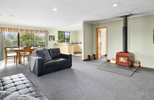 Waikouaiti House | THE HOME AT SEA – WAIKOUAITI HOLIDAY HOME, pet friendly in Karitane