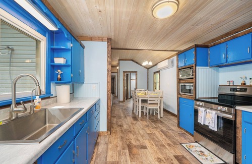 Bakersville House | The Honeycomb Hideout-Charming 2-bedroom house in marvelous Bakersville
