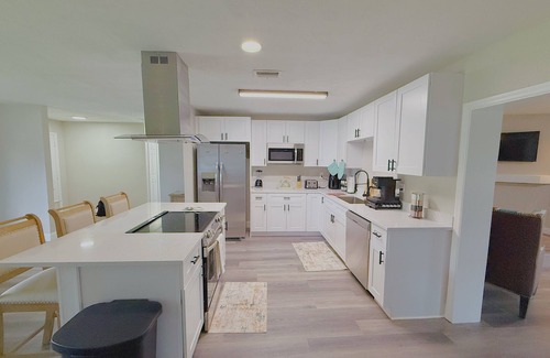 South Daytona House | The Honu Hideaway - 3-Bedroom modern home, sleeps 8, in sunny South Daytona