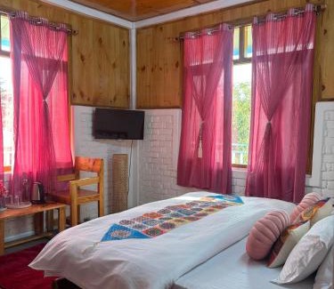 Gunehr Hotel | The Hood
