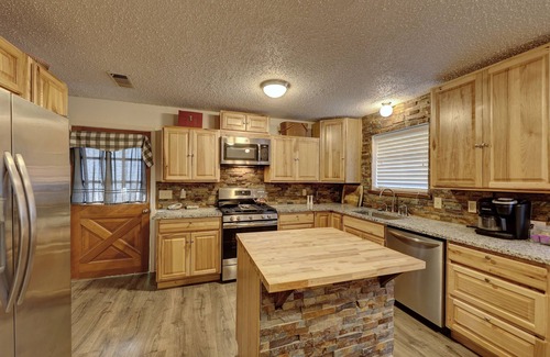 Ingram House | The Hope House, Sleeps 8! Less than a mile to the Guadalupe River!