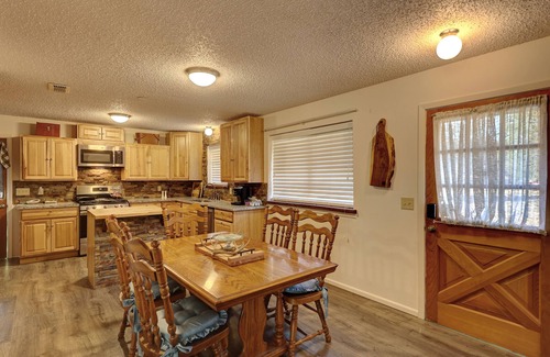Ingram House | The Hope House, Sleeps 8! Less than a mile to the Guadalupe River!