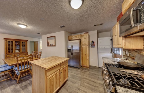 Ingram House | The Hope House, Sleeps 8! Less than a mile to the Guadalupe River!