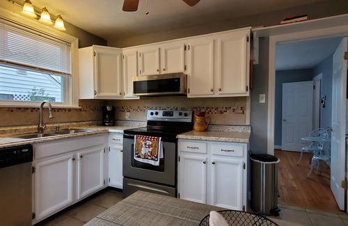 Lakeside House | THE HOUSE AT BRYAN PARK at the heart of Richmond! Luxury! Outdoor Fun! Piano!