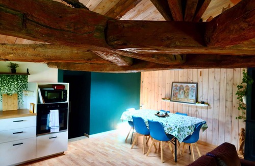 Saint-Laurent-de-la-Barriere House | The House in the Glycine
