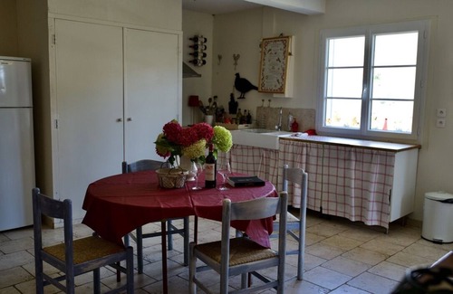 Neac House | THE HOUSE OF HARVESTERS, in the heart of the vineyard.