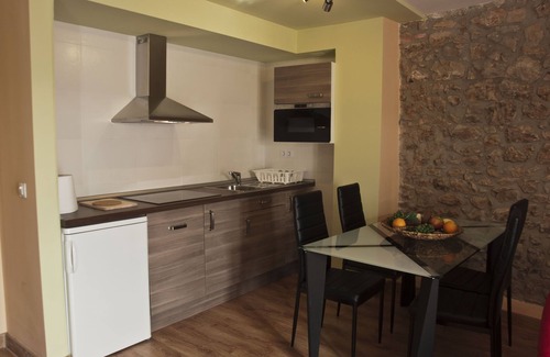 Acedo Apartment | THE HOUSE OF THE REBOUND. Barda study: 2 beds of 90cm, bathroom, living room-kitchen-dining room.