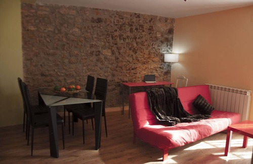 Acedo Apartment | THE HOUSE OF THE REBOUND. Barda study: 2 beds of 90cm, bathroom, living room-kitchen-dining room.