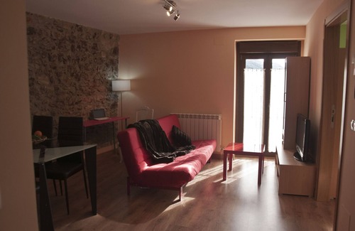 Acedo Apartment | THE HOUSE OF THE REBOUND. Barda study: 2 beds of 90cm, bathroom, living room-kitchen-dining room.