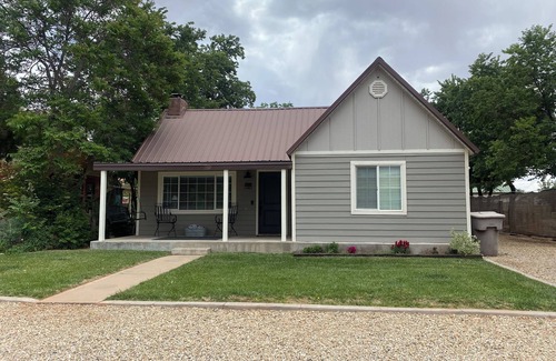 Kanab House | The House on 100 West. Walk to downtown. Easy drive to Zion and North Rim.